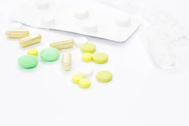 Hap tedavisi için. Hapları duyuru için beyaz bir arka plan üzerinde. Medetsine metni için bir yer. Arka plan veya doku. Internet üzerinde oruç.