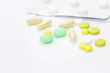 Hap tedavisi için. Hapları duyuru için beyaz bir arka plan üzerinde. Medetsine metni için bir yer. Arka plan veya doku. Internet üzerinde oruç.