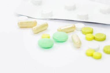 Hap tedavisi için. Hapları duyuru için beyaz bir arka plan üzerinde. Medetsine metni için bir yer. Arka plan veya doku. Internet üzerinde oruç.