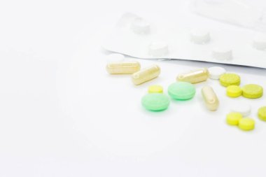 Hap tedavisi için. Hapları duyuru için beyaz bir arka plan üzerinde. Medetsine metni için bir yer. Arka plan veya doku. Internet üzerinde oruç.