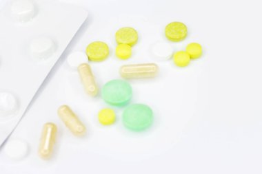 Hap tedavisi için. Hapları duyuru için beyaz bir arka plan üzerinde. Medetsine metni için bir yer. Arka plan veya doku. Internet üzerinde oruç.