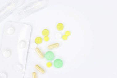 Hap tedavisi için. Hapları duyuru için beyaz bir arka plan üzerinde. Medetsine metni için bir yer. Arka plan veya doku. Internet üzerinde oruç.