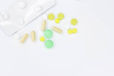 Hap tedavisi için. Hapları duyuru için beyaz bir arka plan üzerinde. Medetsine metni için bir yer. Arka plan veya doku. Internet üzerinde oruç.