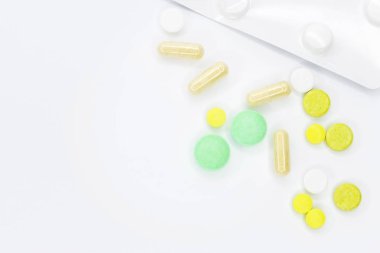 Hap tedavisi için. Hapları duyuru için beyaz bir arka plan üzerinde. Medetsine metni için bir yer. Arka plan veya doku. Internet üzerinde oruç.