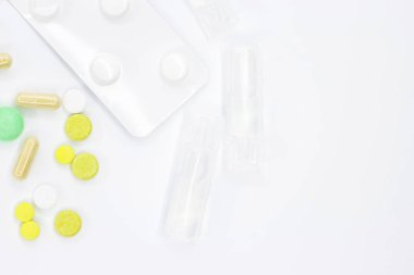 Hap tedavisi için. Hapları duyuru için beyaz bir arka plan üzerinde. Medetsine metni için bir yer. Arka plan veya doku. Internet üzerinde oruç.