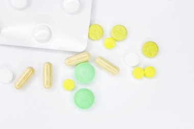 Hap tedavisi için. Hapları duyuru için beyaz bir arka plan üzerinde. Medetsine metni için bir yer. Arka plan veya doku. Internet üzerinde oruç.