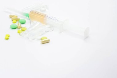 Beyaz arka plan üzerinde izole pembe tıbbi ilaç grubu