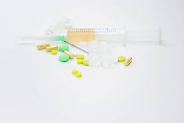 Beyaz arka plan üzerinde izole pembe tıbbi ilaç grubu