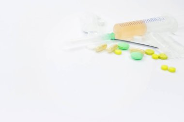 Beyaz arka plan üzerinde izole pembe tıbbi ilaç grubu