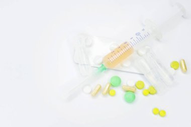 Beyaz arka plan üzerinde izole pembe tıbbi ilaç grubu