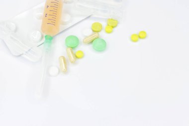 Beyaz arka plan üzerinde izole pembe tıbbi ilaç grubu