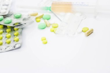 Hap, şırınga ve beyaz zemin üzerine çeşitli Tıbbi preparatlar. Sözü metin için yer. Tıbbi konular için arka plan. Doku ilaçlar ile.