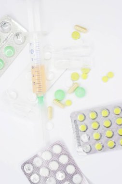 Hap, şırınga ve beyaz zemin üzerine çeşitli Tıbbi preparatlar. Sözü metin için yer. Tıbbi konular için arka plan. Doku ilaçlar ile.