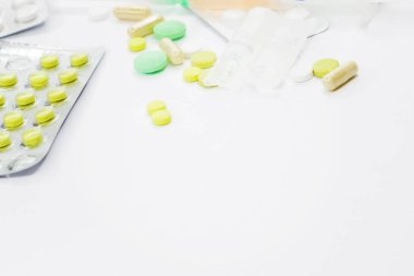 Hap, şırınga ve beyaz zemin üzerine çeşitli Tıbbi preparatlar. Sözü metin için yer. Tıbbi konular için arka plan. Doku ilaçlar ile.