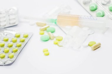 Hap, şırınga ve beyaz zemin üzerine çeşitli Tıbbi preparatlar. Sözü metin için yer. Tıbbi konular için arka plan. Doku ilaçlar ile.