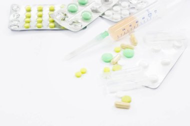 Hap, şırınga ve beyaz zemin üzerine çeşitli Tıbbi preparatlar. Sözü metin için yer. Tıbbi konular için arka plan. Doku ilaçlar ile.