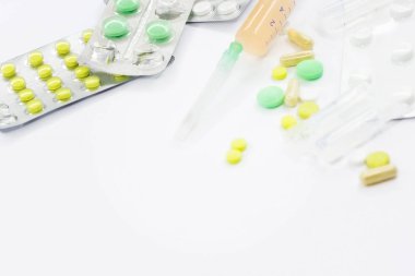 Hap, şırınga ve beyaz zemin üzerine çeşitli Tıbbi preparatlar. Sözü metin için yer. Tıbbi konular için arka plan. Doku ilaçlar ile.