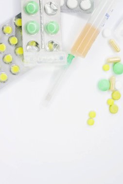 Hap, şırınga ve beyaz zemin üzerine çeşitli Tıbbi preparatlar. Sözü metin için yer. Tıbbi konular için arka plan. Doku ilaçlar ile.