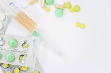 Hap, şırınga ve beyaz zemin üzerine çeşitli Tıbbi preparatlar. Sözü metin için yer. Tıbbi konular için arka plan. Doku ilaçlar ile.