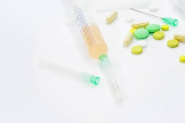 Tıp. Tıbbi konular. Beyaz bir arka plan üzerinde ilaçlar. Farklı ilaçlar. İntihar ve Stop bağımlılığı.