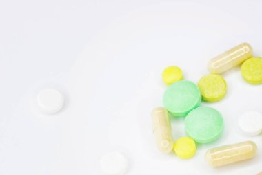 Tıp. Tıbbi konular. Beyaz bir arka plan üzerinde ilaçlar. Farklı ilaçlar. İntihar ve Stop bağımlılığı.