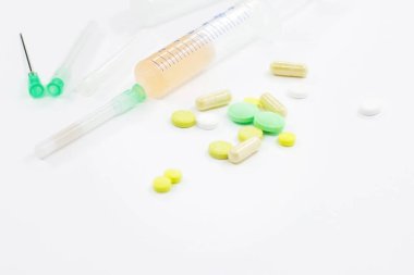 Tıp. Tıbbi konular. Beyaz bir arka plan üzerinde ilaçlar. Farklı ilaçlar. İntihar ve Stop bağımlılığı.