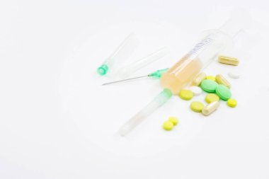 Tıp. Tıbbi konular. Beyaz bir arka plan üzerinde ilaçlar. Farklı ilaçlar. İntihar ve Stop bağımlılığı.