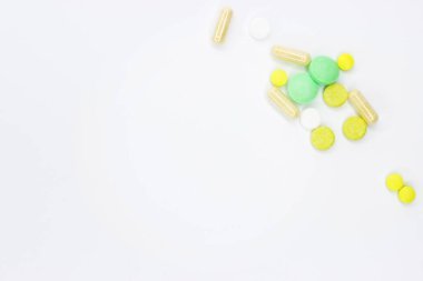 Beyaz tıp tablet-ilaç Light Beyaz arka plan üzerinde dağınık yakından korumak uyuşturucu plastik zip torba için tıp, eczacılık, sağlık kavramı.