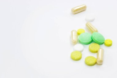 Beyaz tıp tablet-ilaç Light Beyaz arka plan üzerinde dağınık yakından korumak uyuşturucu plastik zip torba için tıp, eczacılık, sağlık kavramı.