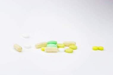 Beyaz tıp tablet-ilaç Light Beyaz arka plan üzerinde dağınık yakından korumak uyuşturucu plastik zip torba için tıp, eczacılık, sağlık kavramı.