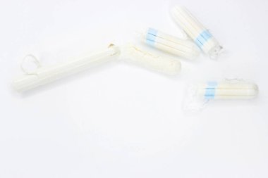 Ne seçerseniz seçin: bir tampon veya adet fincan. Beyaz vintage arka plan. Seçici odak, gün ışığı.