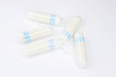 Ne seçerseniz seçin: bir tampon veya adet fincan. Beyaz vintage arka plan. Seçici odak, gün ışığı.