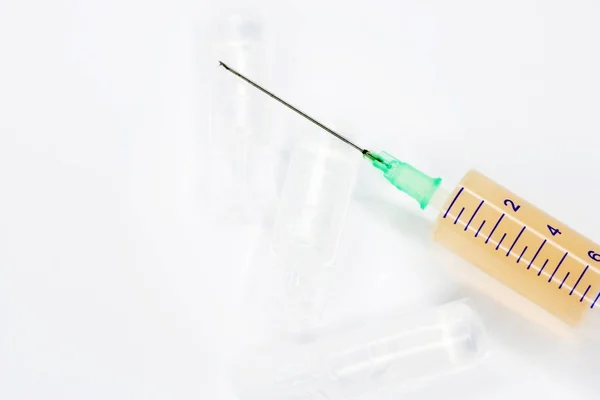 Een Medische Spuit Gevuld Met Geneeskunde Een Injectiespuit Met Een — Stockfoto