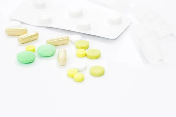 治療のための薬 発表のための白い背景の上の錠剤 Medetsine 上のテキストを配置します 背景やテクスチャー インターネット上の断食 — ストック写真
