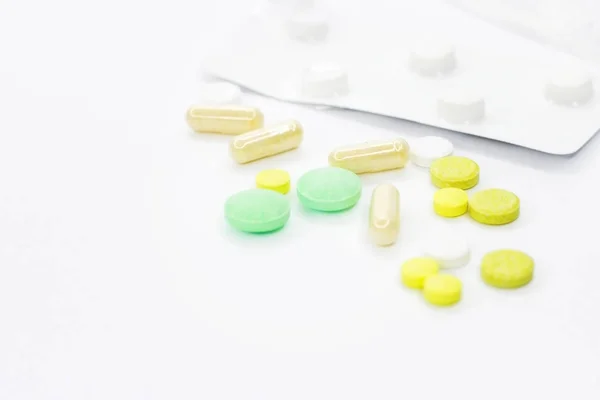 治療のための薬 発表のための白い背景の上の錠剤 Medetsine 上のテキストを配置します 背景やテクスチャー インターネット上の断食 — ストック写真