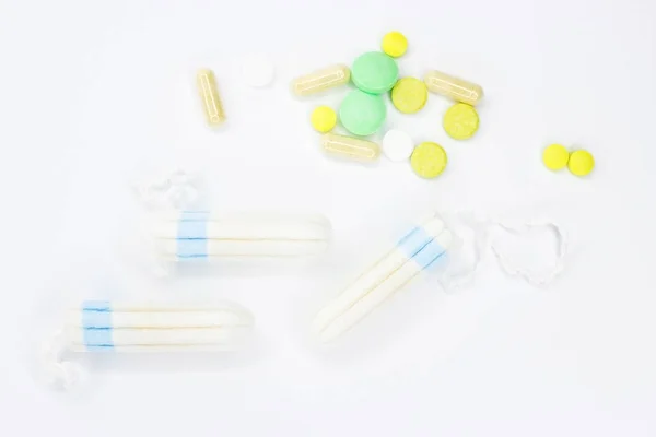 タンポンや白い背景の錠剤 背景と医学のためのテクスチャ — ストック写真
