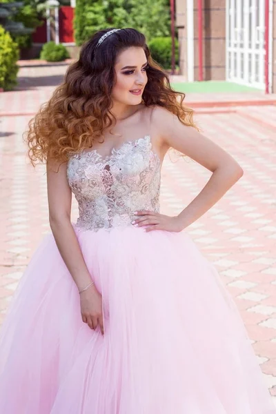 Retrato Mujer Ensueño Exclusivo Vestido Largo Color Rosa Pálido Con —  Fotos de Stock