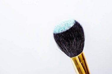 Makyaj toz ve beyaz arka plan üzerine bir fırça, yakın çekim