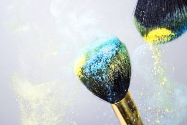 Makyaj toz ve beyaz arka plan üzerine bir fırça, yakın çekim
