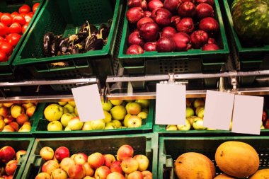 Pazar tezgahında taze meyve ve sebze seçimi.