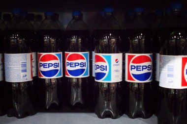 Kamenetz-Podolsk. Ukrayna. 29 Mart. 2018: Pepsi Cola süpermarket raflarında şişe. Amerikalıların Pepsi'nın en sevdiği içecek