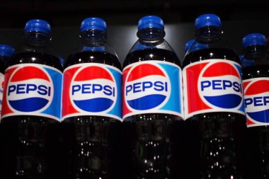 Kamenetz-Podolsk. Ukrayna. 29 Mart. 2018: Pepsi Cola süpermarket raflarında şişe. Amerikalıların Pepsi'nın en sevdiği içecek
