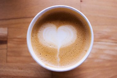 Cafe kahve fincanı ' kalp latte sanat üzerine sütlü