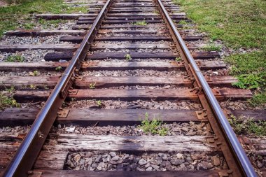 Demiryolu ile yıpranmış bağları izler görünümü eski kapatın ve balast yaz aylarında çakıl.