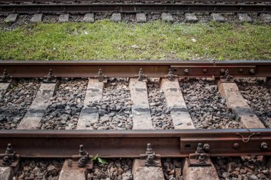 Demiryolu ile yıpranmış bağları izler görünümü eski kapatın ve balast yaz aylarında çakıl.