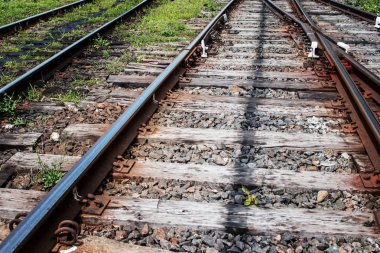 Demiryolu ile yıpranmış bağları izler görünümü eski kapatın ve balast yaz aylarında çakıl.
