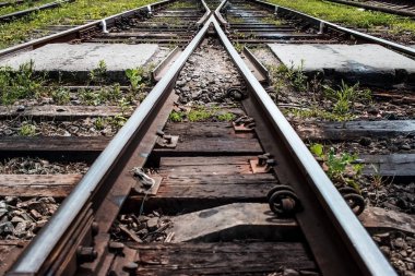 Demiryolu ile yıpranmış bağları izler görünümü eski kapatın ve balast yaz aylarında çakıl.