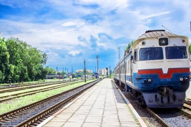 Kamenetz-Podolsk. Ukrayna. Platform üzerinde 13 Temmuz 2018 Tren