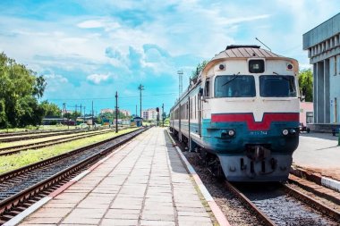 Kamenetz-Podolsk. Ukrayna. Platform üzerinde 13 Temmuz 2018 Tren