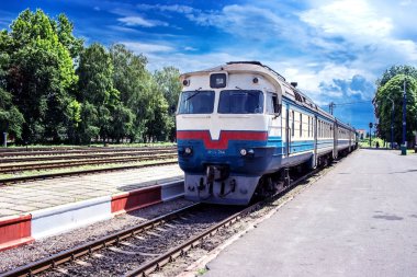 Kamenetz-Podolsk. Ukrayna. Platform üzerinde 13 Temmuz 2018 Tren